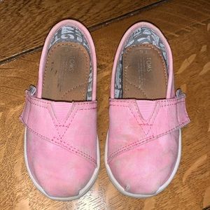 TOMS - size 6 - tie dye light pink